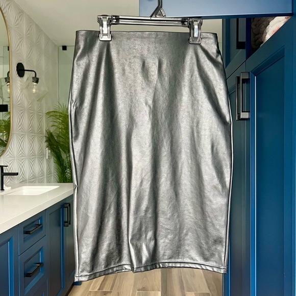 ✨✨ Ten by Babaton Glow Skirt  ✨✨ - Picture 5 of 12